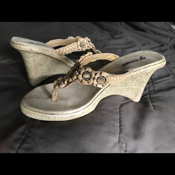 Woman’s shoes - Picture 2 of 3